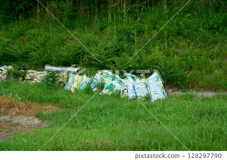 田地裡排成一列的肥料袋 128297790