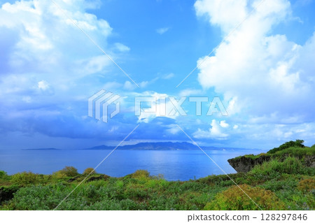 名護灣：藍天和積雨雲 128297846