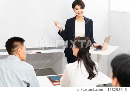 參加研討會的女講師和顧客 128298043