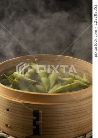 用竹蒸籠蒸毛豆 用竹蒸籠蒸毛豆 128298352