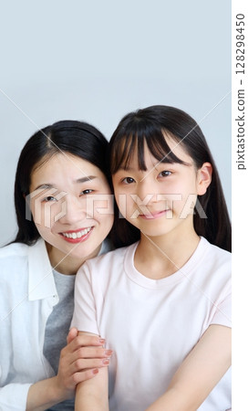 Mother and daughter image of close friends 128298450