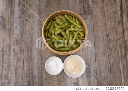 The process of making zunda paste using steamed edamame beans 128298551