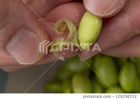 使用蒸熟的毛豆製作毛豆泥的過程 使用蒸熟的毛豆製作毛豆泥的過程 128298552