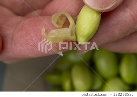 The process of making zunda paste using steamed edamame beans 128298553