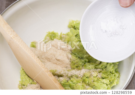 使用蒸熟的毛豆製作毛豆泥的過程 128298559