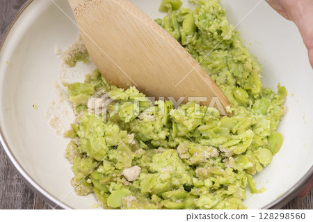 使用蒸熟的毛豆製作毛豆泥的過程 128298560