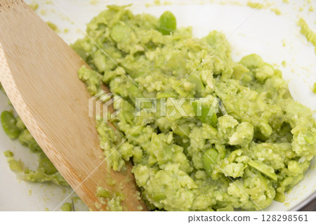 使用蒸熟的毛豆製作毛豆泥的過程 使用蒸熟的毛豆製作毛豆泥的過程 128298561
