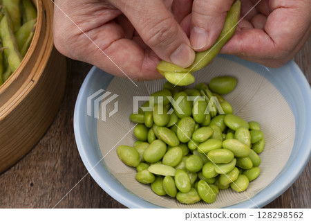 使用蒸熟的毛豆製作毛豆泥的過程 使用蒸熟的毛豆製作毛豆泥的過程 128298562