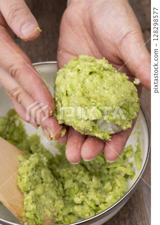 Make zunda bean paste ohagi Make zunda bean paste ohagi 128298577