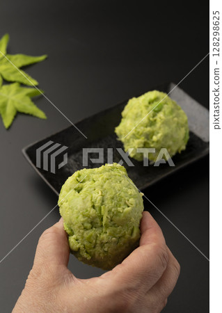 萩餅配毛豆醬 萩餅配毛豆醬 128298625