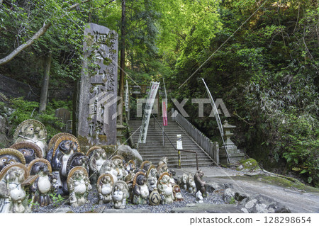 狸谷山不動院入口石柱信樂燒貉俑（京都市左京區一乘寺） 128298654