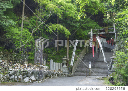 狸谷山不動院入口石柱信樂燒貉俑（京都市左京區一乘寺） 128298656