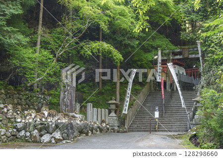 狸谷山不動院入口石柱信樂燒貉俑（京都市左京區一乘寺） 128298660