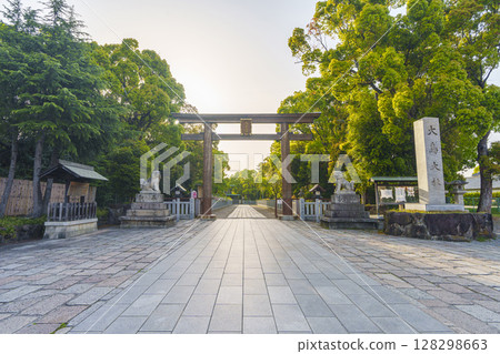 沐浴朝陽的泉國一宮大鳥大社西大鳥居（大阪府堺市西區大鳥北町） 128298663