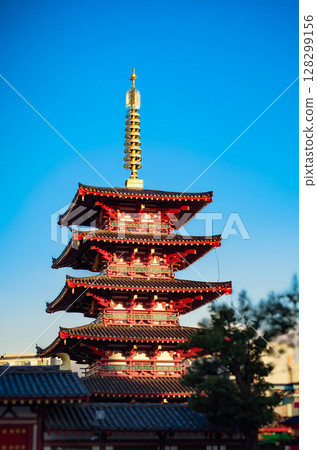 五重塔在日落時亮起 五重塔在日落時亮起 128299156