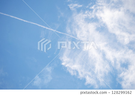 漂浮在藍天的空中云彩 128299162