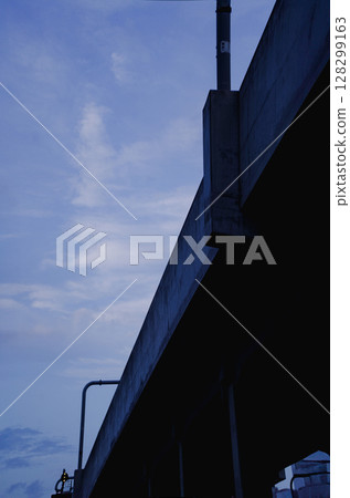 荒廢的立體交叉和安靜的天空 128299163