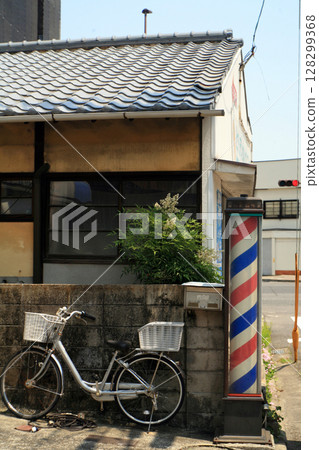 市中心理髮店和自行車 市中心理髮店和自行車 128299368