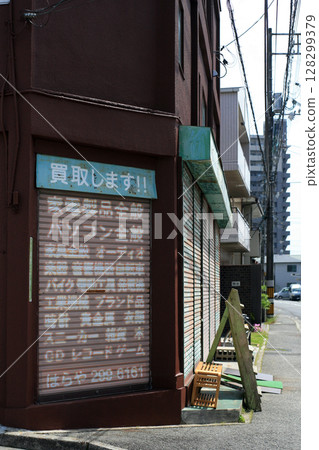 Recycle shop shutter 128299379