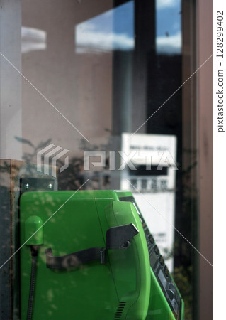 當地車站電話亭 128299402