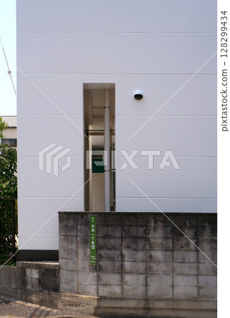 Exterior wall and corridor of the apartment Exterior wall and corridor of the apartment 128299434