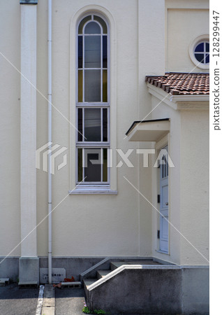 教堂的窗戶 128299447