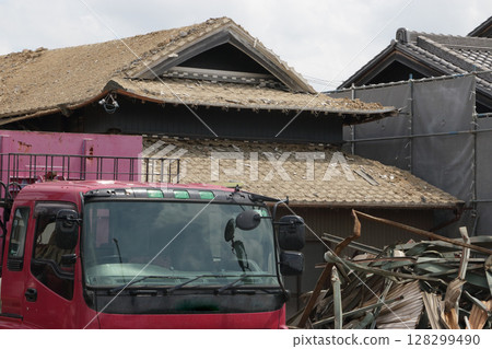 Old house demolition work 128299490
