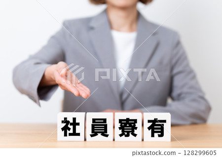 員工宿舍大樓和一位身穿西裝的中年女商人 員工宿舍大樓和一位身穿西裝的中年女商人 128299605