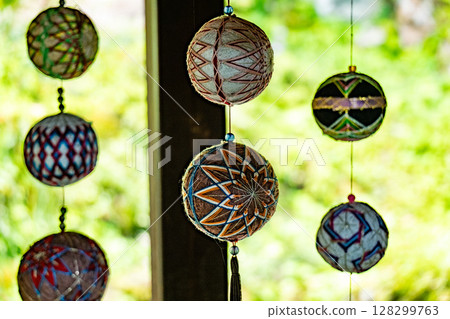 「Tsurushibina」是日本的傳統工藝品，是用布娃娃和球串起來的裝飾品，用來祈求女孩的成長。 128299763