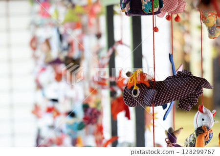"Tsurushibina" is a traditional Japanese craft. It is a decoration of cloth dolls and balls hung on strings to pray for the growth of girls. "Tsurushibina" is a traditional Japanese craft. It is a decoration of cloth dolls and balls hung on strings to pray for the growth of girls. 128299767