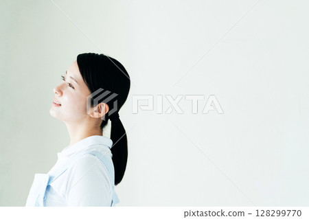 A young woman in an apron 128299770