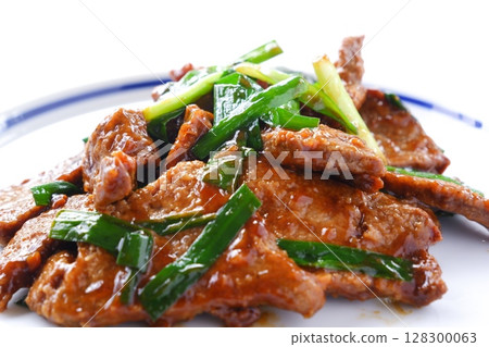 A healthy dish that uses plenty of pork liver is stir-fried liver with chives. 128300063
