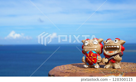 沖繩的藍色大海和微笑的風獅爺風景照片複製空間 128300115