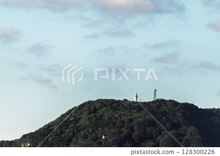 [Tokyo Kyushu Ferry bound for Mayu Shinmoji sails off the coast of Okinoshima in Kochi Prefecture, Tosa Okinoshima Lighthouse] 128300226