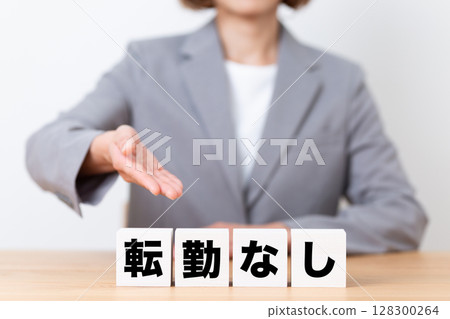 一位中年女商務女士穿著西裝，手裡拿著一塊沒有轉帳的 128300264