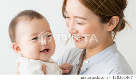 媽媽抱著一個嬰兒 128301407