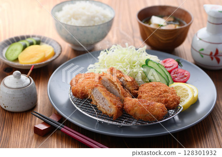 酥脆豬裡肌套餐 日式豬裡肌和色彩繽紛的蔬菜套餐 酥脆豬裡肌套餐 日式豬裡肌和色彩繽紛的蔬菜套餐 128301932