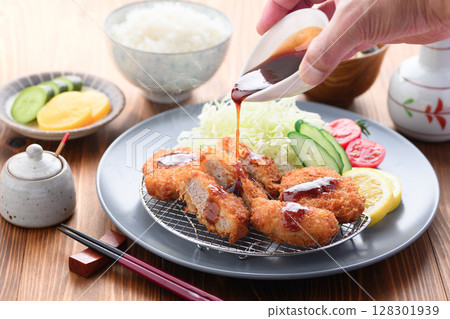 酥脆豬裡肌套餐 日式豬裡肌和色彩繽紛的蔬菜套餐 酥脆豬裡肌套餐 日式豬裡肌和色彩繽紛的蔬菜套餐 128301939