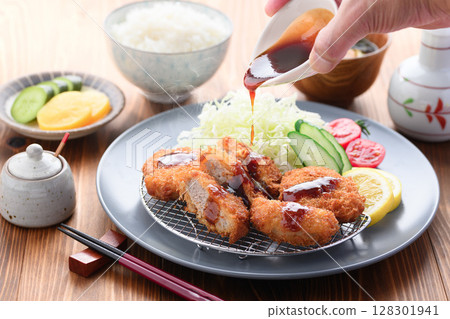酥脆豬裡肌套餐 日式豬裡肌和色彩繽紛的蔬菜套餐 酥脆豬裡肌套餐 日式豬裡肌和色彩繽紛的蔬菜套餐 128301941