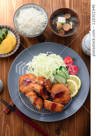 酥脆豬裡肌套餐 日式豬裡肌和色彩繽紛的蔬菜套餐 酥脆豬裡肌套餐 日式豬裡肌和色彩繽紛的蔬菜套餐 128301946
