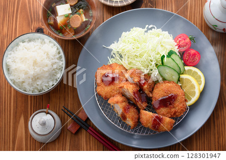 酥脆豬裡肌套餐 日式豬裡肌和色彩繽紛的蔬菜套餐 128301947