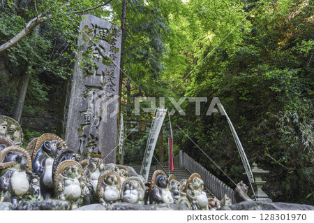 Tanukidaniyama Fudo-in Temple entrance stone pillar Shigaraki-yaki raccoon dog figurine (Ichijoji, Sakyo-ku, Kyoto) Tanukidaniyama Fudo-in Temple entrance stone pillar Shigaraki-yaki raccoon dog figurine (Ichijoji, Sakyo-ku, Kyoto) 128301970