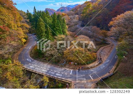 秋葉飄香時，從群馬縣安中市眼鏡橋（臼井三橋）俯瞰中山道（R18） 128302249