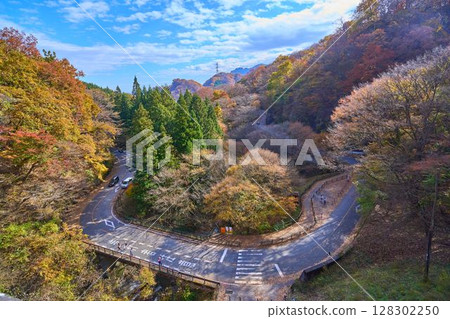 秋葉飄香時，從群馬縣安中市眼鏡橋（臼井三橋）俯瞰中山道（R18） 128302250