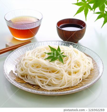 盛在玻璃碗裡的素面，麵條湯插圖 128302269