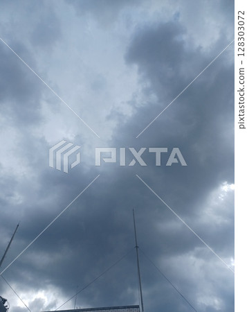 Looking up at the sky, rain clouds, lightning rod, lightning 128303072