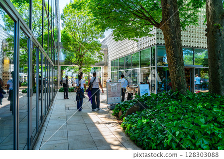 [Tokyo] Daikanyama T-SITE - Beautiful early summer greenery 128303088