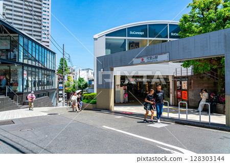 [Tokyo] Daikanyama Station on the Toyoko Line under a beautiful blue sky 128303144