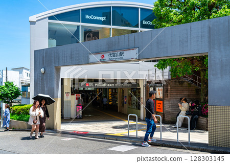 [Tokyo] Daikanyama Station on the Toyoko Line under a beautiful blue sky 128303145