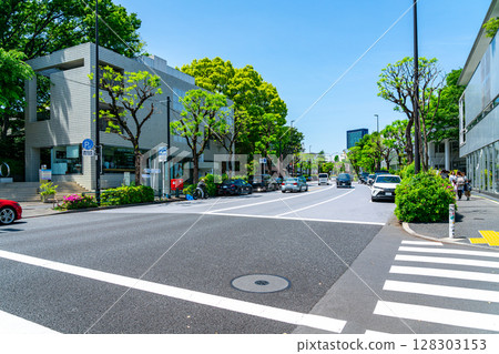 [Tokyo] The beautiful greenery of early summer on Daikanyama's Kyu-Yamate Street 128303153